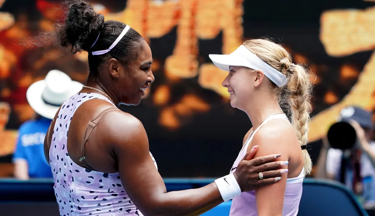 Petenis Amerika Serikat, Serena Williams berbincang dengan Anastasia Potapova dari Rusia seusai babak pertama Australia Terbuka 2020 di Melbourne, Senin (20/1/2020). Pada penampilannya itu, Serena Williams mencuri perhatian lewat cat kukunya. (AP/Lee Jin-man)