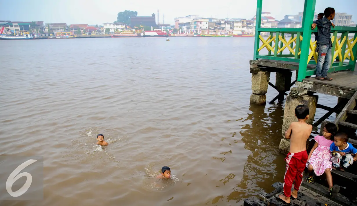 Sejumlah anak – anak berenang dan bermain di Sungai Kapuas, Pontianak, Kalimantan Barat, Sabtu (22/8/2015). Anak-anak yang tinggal sekitar Sungai Kapuas biasa mandi dan berenang di aliran tersebut setiap pagi dan sore hari. (Liputan6.com/Faizal Fanani)