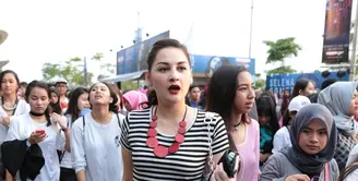 Ribuan penonton memadati Indonesia Convention Exhibition (ICE), Bumi Serpong Damai (BSD), untuk melihat aksi penyanyi Selena Gomez. Kedatangan pertama kali di Indonesia itu mendapat sambutan luar biasa dari Selenator. (Adrian Putra/Bintang.com)