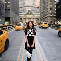 Sementara itu Mikha Tambayong hadir di show Tory Burch mengenakan koleksi Resort 2022. [@miktambayong].