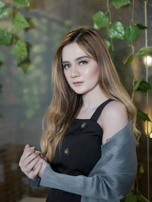 Sebagai penyanyi yang berasal dari Jawa Timur, pendahulunya seperti Via Vallen dan Nella Kharisma juga berasal dari sana yang kini makin ngetop. Irenne pun tak takut untuk bersaing dan pernah mengeluarkan single berjudul Maksa Maksa. (Liputan6.com/IG/irenneghea__reall)