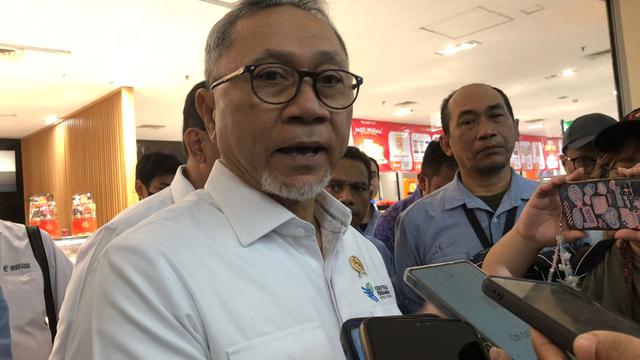 Menteri Perdagangan (Mendag) Zulkifli Hasan saat memantau harga beras ke Transmart Cempaka Putih, Jakarta, Senin (19/2/2024). (Foto: Liputan6.com/Tira S)