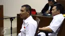 Dua terdakwa Setiyardi Budiono (kanan) dan Darmawan Sepriyossa saat menjalani sidang di gedung PN Jakarta Pusat, Selasa (17/5). Keduanya merupakan Pimred dan Redaktur dari Tabloid Obor Rakyat.(Liputan6.com/Helmi Afandi) 