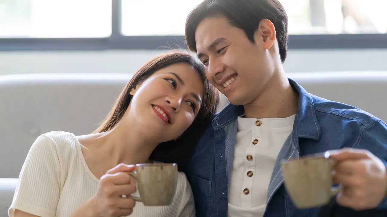 perempuan dan pasangan mengagumi