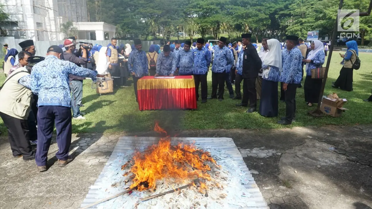 Pemkab Bonebol Bakar 28.130 Keping E-KTP Rusak