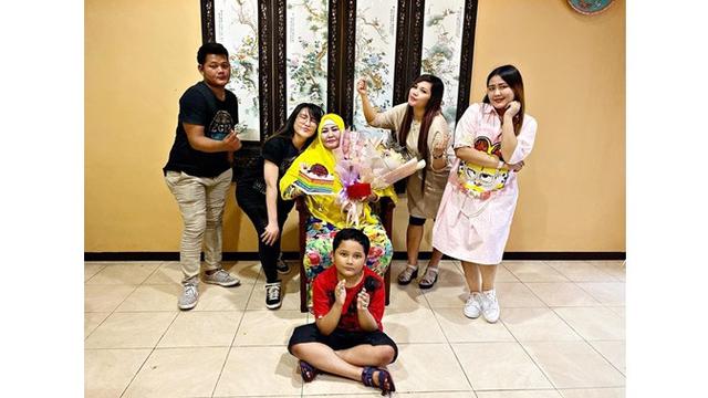 Via Vallen Beri Buket Uang untuk Ibunda di Hari Ibu, Ini 6 Potret Kebersamaannya