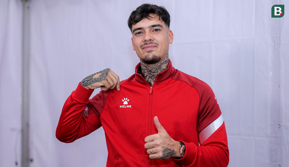 Pemain Timnas Indonesia sekaligus Brand Ambassador dari Kelme, Shayne Pattynama berpose setelah melakukan sesi wawancara dalam acara Leave Your Mark Fest 2026 di Plaza Utara Stadion Utama Gelora Bung Karno, SUGBK, Senayan, Jakarta, Kamis (12/03/2026) malam WIB. (Bola.com/Bagaskara Lazuardi)