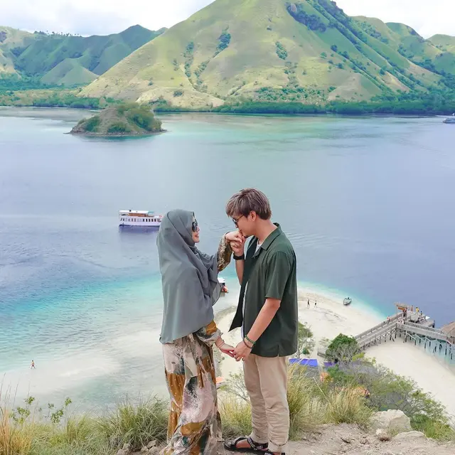 6 Potret Liburan Anisa Rahma dan Anandito Dwis di Labuan Bajo, Romantis