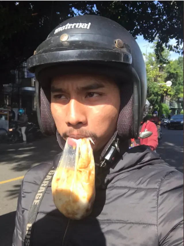 6 Potret Nyeleneh Makan Bubur Ayam Langsung dari Plastik, Disebut Sekte Baru