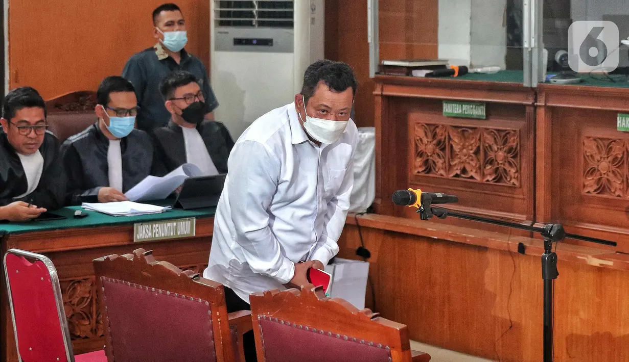 Terdakwa kasus pembunuhan Brigadir Nopriansyah Yosua Hutabarat atau Brigadir J, Kuat Mar'uf bersiap menjalani sidang lanjutan dengan agenda mendengarkan keterangan saksi di Pengadilan Negeri Jakarta Selatan, Rabu (2/11/2022). Hakim memerintahkan jaksa menghadirkan 12 saksi yang terdiri dari orangtua, adik, anggota keluarga, dan Kekasih Brigadir Yosua Hutabarat. (Liputan6.com/Angga Yuniar)