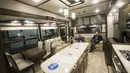 Pengunjung melihat interior trailer wisata Airstream dalam Pameran Kamping dan Kendaraan Rekreasi Musim Semi Toronto (Toronto Spring Camping & RV Show) 2020 di Toronto, Kanada (27/2/2020). (Xinhua/Zou Zheng)