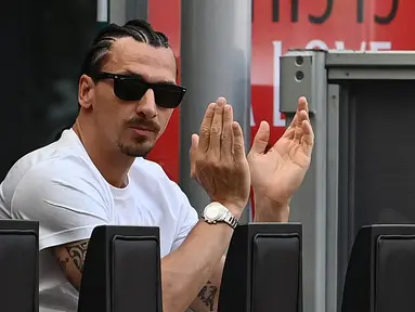 Pemain AC Milan, Zlatan Ibrahimovic terlihat di bangku cadangan saat laga pekan ke-34 Liga Italia 2022/2023 antara AC Milan melawan Lazio di San Siro, Milan, Sabtu (06/05/2023). Pemain asal Swedia tersebut harus menepi dari lapangan akibat cedera betis. (AFP/Isabella Bonotto)