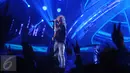 Kaka Slank membawakan lagu terbaru mereka di panggung Konser Raya 22 Indosiar, Jakarta, Rabu (11/1). Slank sengaja membocorkan lagu terbaru mereka sebagai hadiah ultah untuk Indosiar. (Liputan6.com/Helmi Afandi)