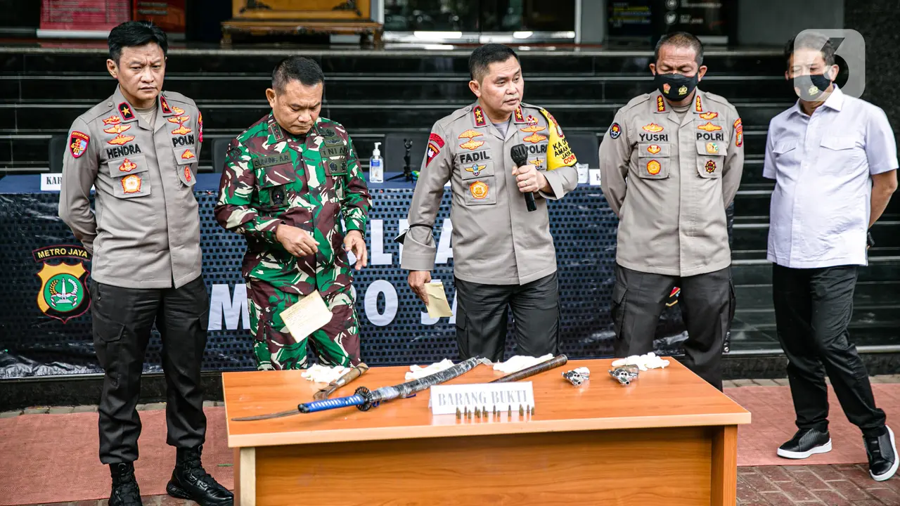 FOTO: Kapolda Metro Jaya dan Pangdam Jaya Beri Keterangan Terkait Penyerangan Petugas