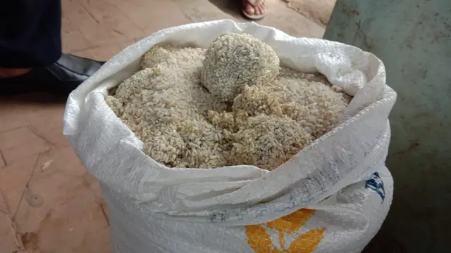 Gumpalan Beras Yang Di Terima Warga. (Kamis, 05/08/2021).