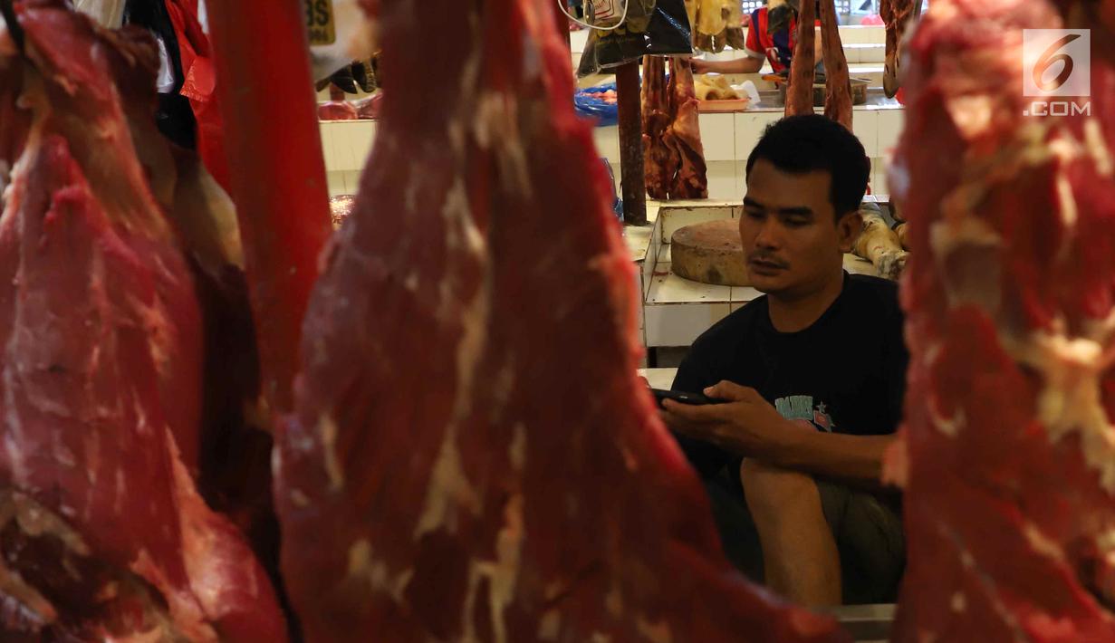 Pedagang daging sapi menunggu pembeli di Pasar Senen, Jakarta, Selasa (29/5). Memasuki Ramadan, harga daging sapi segar masih terpantau berada di harga eceran tertinggi (HET) yang ditetapkan pemerintah. (Liputan6.com/Angga Yuniar)