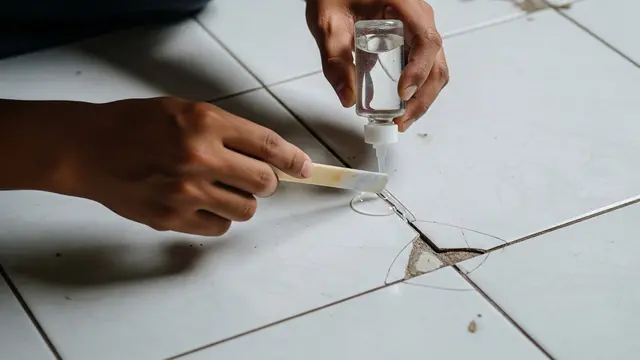 Memanfaatkan Epoxy Resin Transparan (Gemini AI)