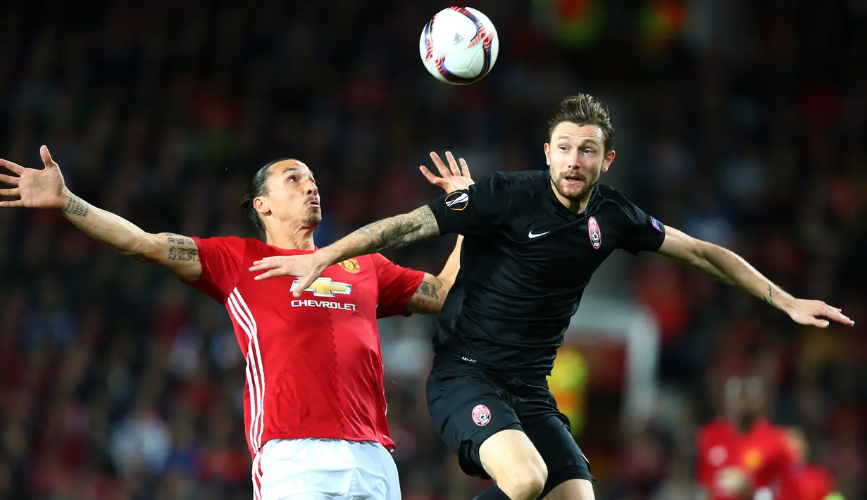 Duel pemain Zorya, Artem Gordiyenko (kanan) dan Zlatan Ibrahimovic pada laga kedua Grup A Liga Europa di Old Trafford, Jumat (30/9/2016) dini hari WIB. (AP/Dave Thompson)