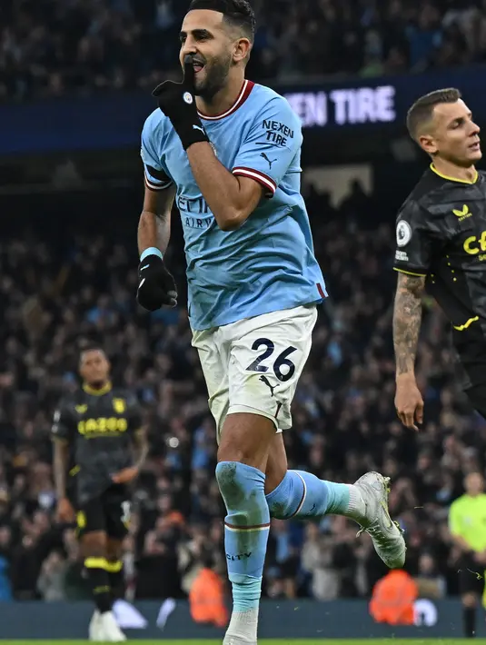 Gelandang Manchester City, Riyad Mahrez berselebrasi setelah mencetak gol ke gawang Aston Villa selama pertandingan lanjutan Liga Premier Inggris di Stadion Etihad di Manchester, barat laut Inggris (13/2/2023). Man City punya 48 angka tertinggal tiga angka dari Arsenal. Sementara, Aston Villa ada di posisi ke-11 dengan 28 poin. (AFP/Paul Ellis)