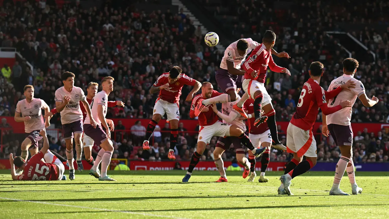 Foto: Jempol Erik Ten Hag untuk Mentalitas para Pemain MU setelah Menang Comeback dari Brentford di Liga Inggris