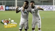 Pemain Timnas Indonesia, Andik Vermansah dan Stefano Lilipaly (kanan), merayakan keberhasilan menaklukkan Singapura pada laga Piala AFF 2016 di Filipina, Jumat (25/11/2016). Kedua pemain ini pencetak gol kemenangan. (Bola.com/Nicklas Hanoatubun)