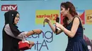 Leena Murlidhar  Jumani, pemain Lonceng Cinta ini sangat bahagia ketika melihat respon baik para fansnya di Jakarta saat meet and greet minggu lalu. Berbagai hadiah diberikan untuk membalas perlakuan penggemarnya. (Bambang E.Ros/Bintang.com)