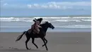 Shireen Sungkar juga senang bisa berkuda di pinggir pantai bareng sang kakak. Istri Teuku Wisnu itu mengungkapkan meski ribet memakai baju yang berterbangan. Tapi pengalaman tersebut membuatnya ketagihan. Justru baju yang berterbangan terkena sepoi angin itu membuatnya terlihat seperti kesatria muslimah. (Liputan6.com/IG/@shireensungkar)