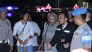 Aktivis Ratna Sarumpaet (tengah) saat dibawa menuju ruang Direktorat Reserse Kriminal Umum Polda Metro Jaya, Jakarta, Kamis (4/10). Ratna Sarumpaet dibawa polisi dari Bandara Soekarno-Hatta, Kamis (4/10) malam. (Liputan6.com/Helmi Fithriansyah)
