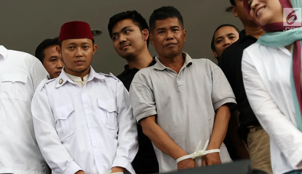 Dua terduga pelaku persekusi U dan M diperlihatkan di Polda Metro Jaya, Jakarta, Jumat (2/6). Reskrim Polres Jaktim menangkap dua pelaku persekusi terhadap PMA, 15 tahun, karena diduga menghina FPI dan Rizieq Syihab. (Liputan6.com/Immanuel Antonius)