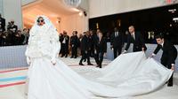 Rihanna tampil serba putih di Met Gala 2023. (dok. ANGELA WEISS / AFP)