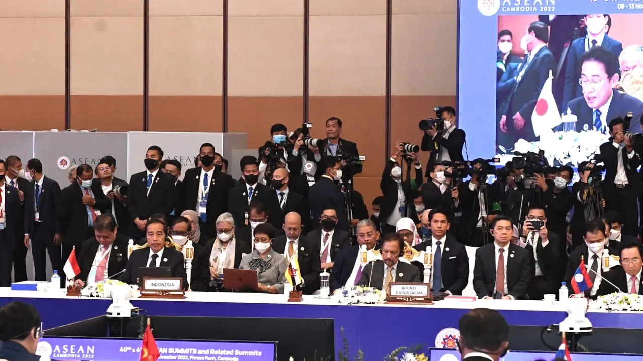 Jokowi saat mengikuti KTT ke-25 ASEAN Plus Three (APT) di Hotel Sokha, Phnom Penh Kamboja, Sabtu (12/11/2022)