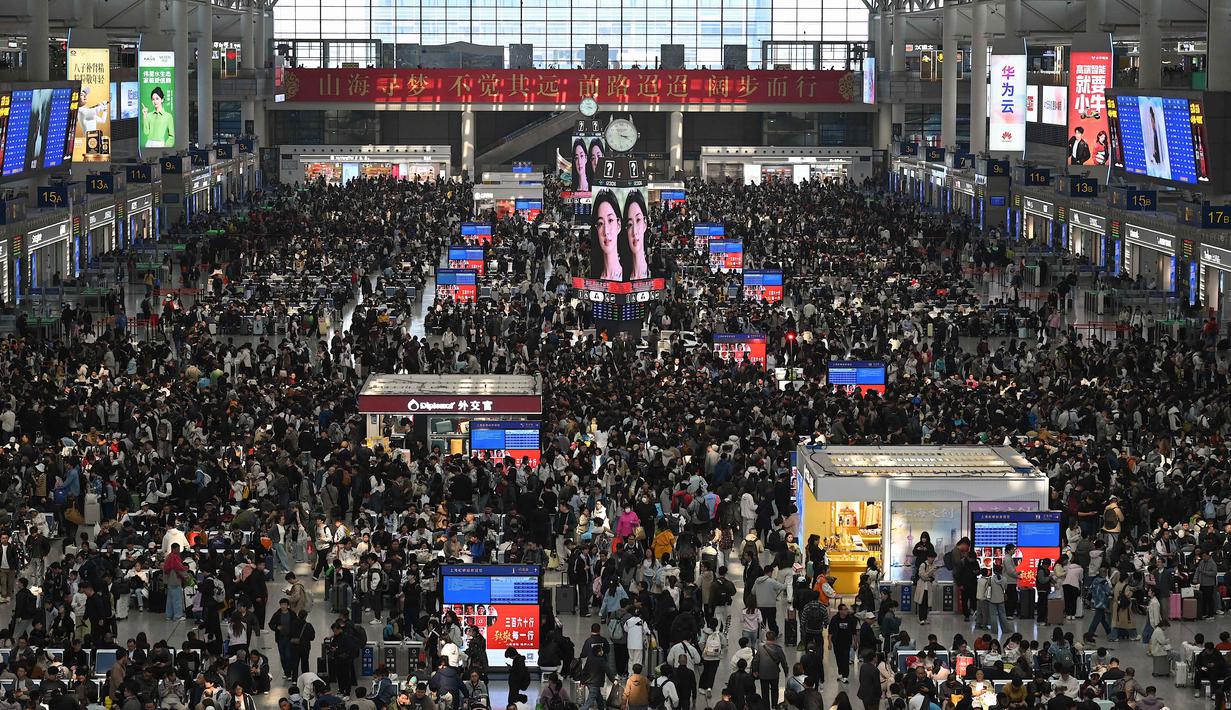Sebagai informasi, peringatan Hari Buruh Internasional di Tiongkok hanya sebatas libur nasional, tanpa diwarnai serangkaian aksi pekerja di tengah jalan. Tampak dalam foto, para penumpang bersiap menaiki kereta di Stasiun Kereta Api Shanghai Hongqiao, Shanghai, Tiongkok, Kamis 30 April 2026, menjelang libur Hari Buruh yang dimulai pada 1 Mei. (JADE GAO/AFP)