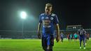 Penyerang Arema Cronus, Christian Gonzales dan rekan-rekannya tertunduk lesu usai laga semifinal leg pertama Piala Presiden, di Stadion Kanjuruhan, Malang, Sabtu (3/10/2015). Arema ditahan imbang Sriwijaya 1-1. (Bola.com/Kevin Setiawan)