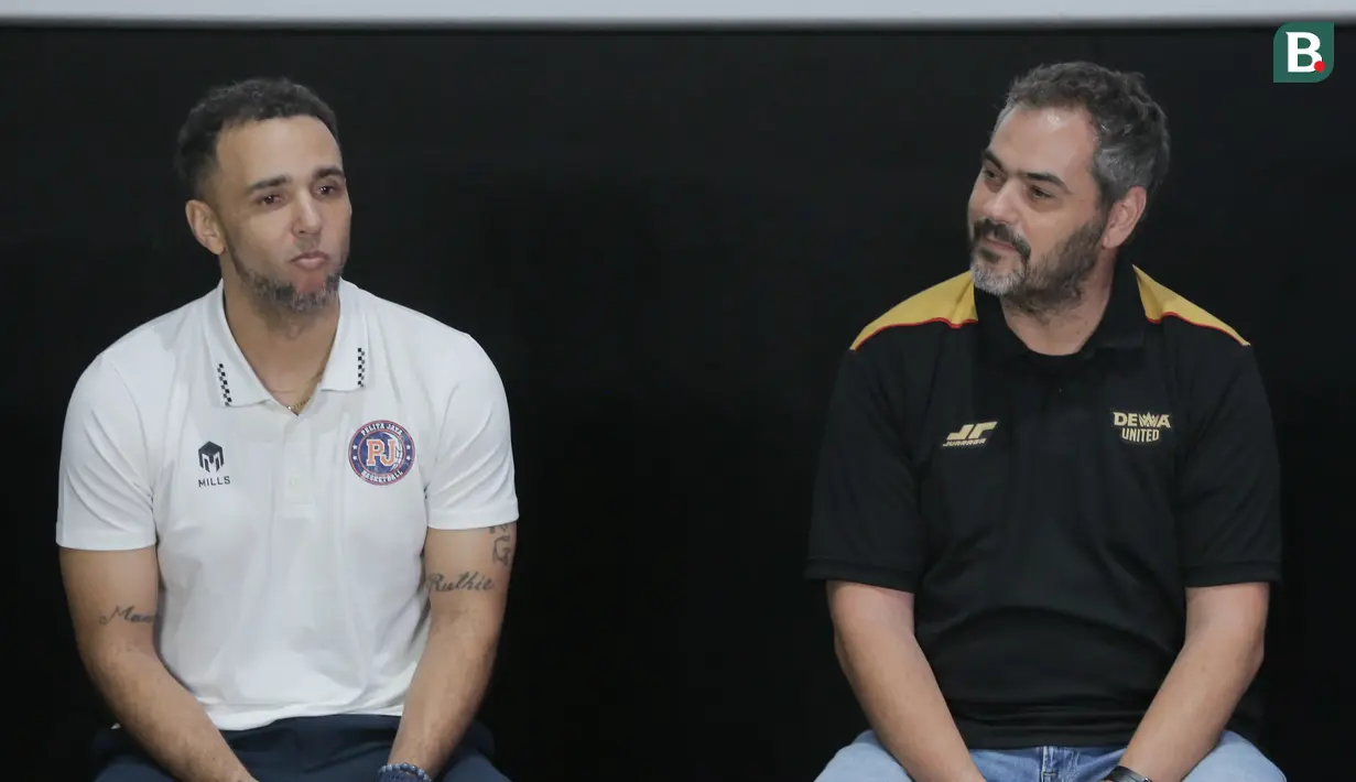 Pelatih Pelita Jaya, David Singleton dan Dewa united, Agusti Julbe Bosch, saat konferensi pers pembukaan musim IBL GoPay 2026 di kawasan Senayan, Jakarta, Selasa (6/1/2026). (Bola.com/M Iqbal Ichsan)