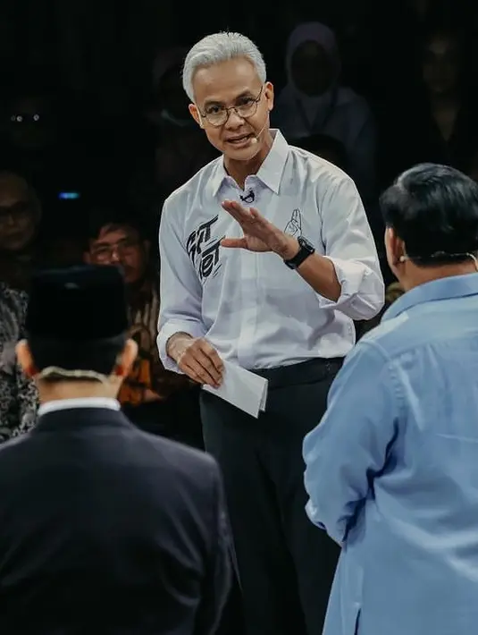 Sementara itu, nomor urut 3, Ganjar Pranowo tampil lebih kasual dengan kemeja putih lengan panjang dengan tulisan sat set di bagian belakang dan depan. [@ganjar_paranowo]