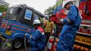 Petugas melakukan pengisian gas ke bajaj menggunakan Mobile Refueling Unit (MRU) atau SPBG Mobile yang baru diresmikan oleh PT Pertamina (Persero) di Lapangan Banteng, Jakarta, Senin (16/11). (Liputan6.com/Faizal Fanani)