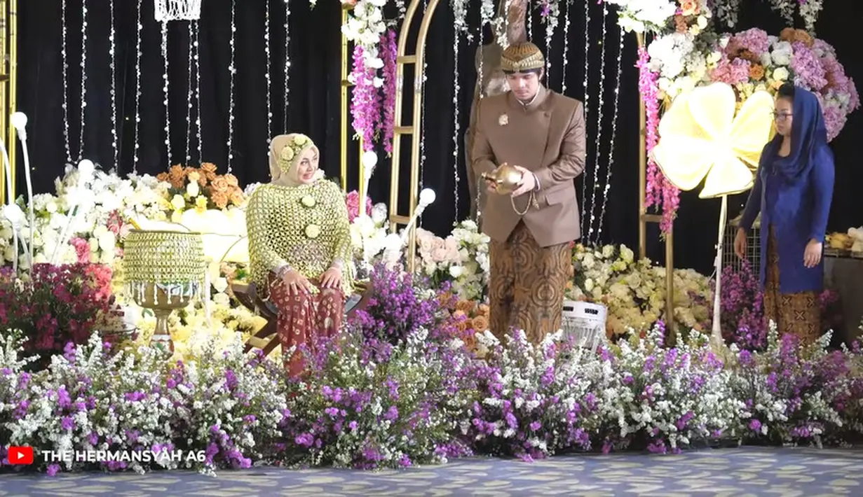 Siraman untuk menyucikan lahir batin sang ibu dan calon bayi. Siraman dilakukan oleh tujuh orang. Calon ayah hingga kakek dan neneknya. Siraman dilakukan siang hari karena dipercaya waktunya bidadari dari kayangan turun mandi. [Youtube/The Hermansyah A6]