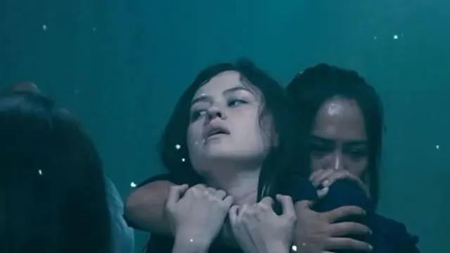Kimberly Ryder di film Bangsal Isolasi (https://www.instagram.com/p/C9UFFeqS-GU/?img_index=9)