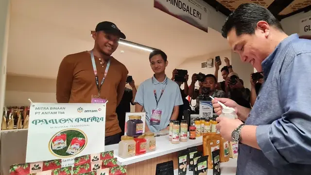 Menteri BUMN RI Erick Thohir mengunjungi booth UMKM binaan MIND ID pada  SME's HUB yang merupakan side event dari KTT ASEAN Summit di Labuan Bajo, Nusa Tenggara Timur