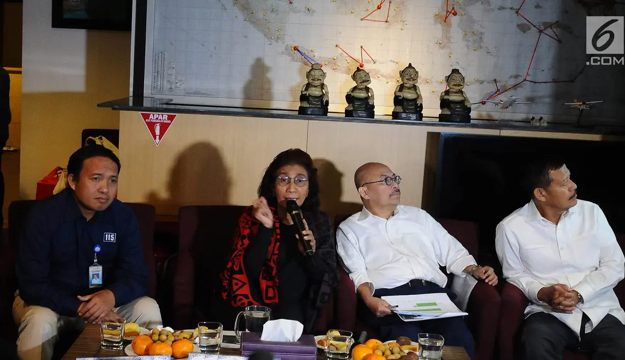 Menteri Kelautan dan Perikanan Susi Pudjiastuti (dua kiri) memberi keterangan pers di Bandara Halim Perdanakusuma, Jakarta, Selasa (30/4/2019). Susi mengatakan pihaknya akan melakukan penenggelaman terhadap 51 kapal pencuri ikan secara bertahap. (Liputan6.com/Herman Zakharia)