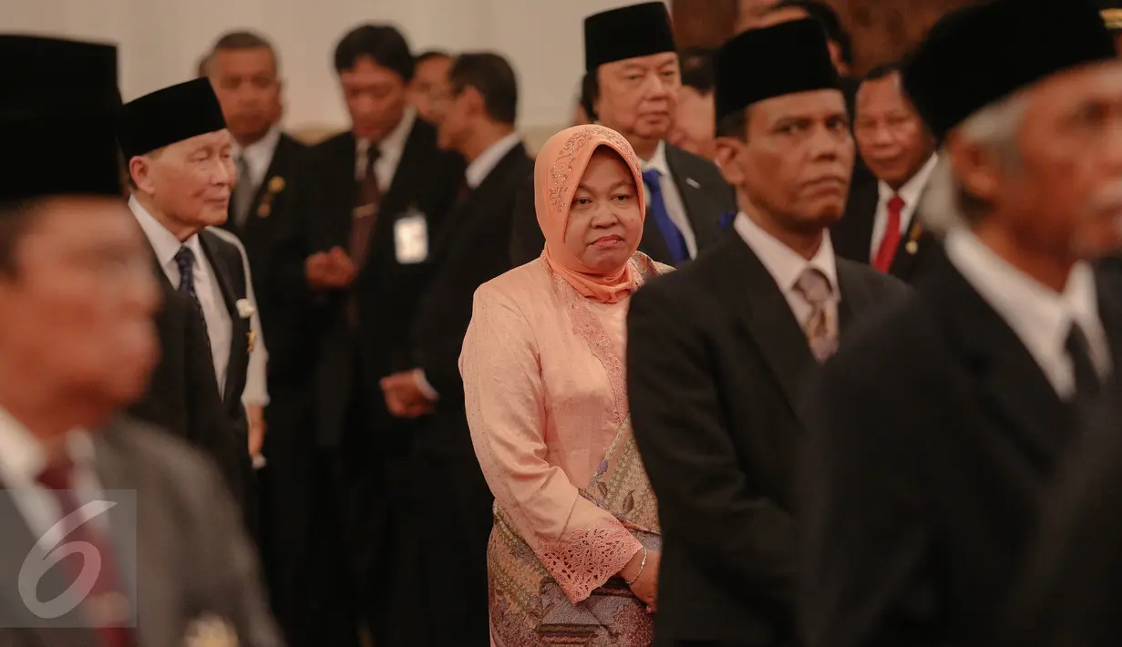 Walikota Surabaya Tri Rismaharini saat menghadiri upacara pemberian tanda kehormatan di Istana Negara Jakarta, Kamis (13/8). Dalam rangka peringatan HUT ke-70 Kemerdekaan RI, Presiden memberikan sejumlah tanda kehormatan. (Liputan6.com/Faizal Fanani)