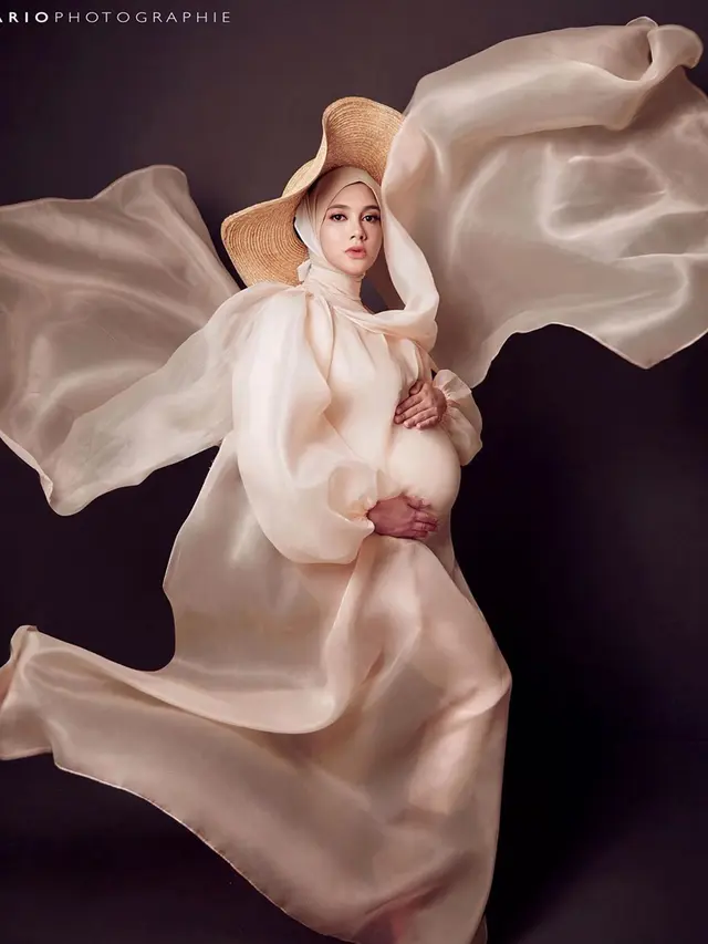 6 Potret Maternity Shoot Istri Rifky Balweel, Tampil Klasik dan Elegan