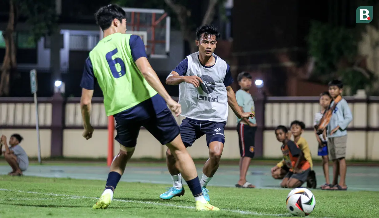 <p>Pratama Arhan (kanan) melakukan latihan di sela laga uji coba antara Suwon FC melawan Bhayangkara FC di Stadion PTIK, Jakarta, Senin (12/02/2024). (Bola.com/Bagaskara Lazuardi)</p>