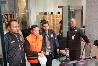 Komisi Pemberantasan Korupsi (KPK) kembali menahan seorang tersangka dalam kasus dugaan suap pengurusan dana hibah untuk Kelompok Masyarakat (Pokmas) yang bersumber dari APBD Jawa Timur tahun anggaran 2019-2022. Tersangka yang ditahan kali ini adalah Moch. Mahrus alias M. Mahrus Ali. (Liputan6.com/DImas Ramadhan Wicaksana)