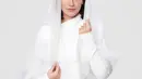 Pevita Pearce tampil menawan dalam balutan outfit panjang berwarna putih polos, dipadukan dengan kerudung yang menutupi kepalanya yang juga berwarna putih. [Foto: Instagram/pevpearce]