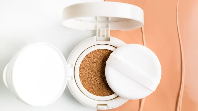 Trik Menggunakan Cushion pada Kulit Bertekstur, Biar Hasil Makeup Makin Flawless