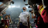 Kapten Persib Bandung, Marc Klok, luar biasa bahagia setelah timnya berhasil meraih juara BRI Super League 2025/2026. (Bola.com/Bagaskara Lazuardi)