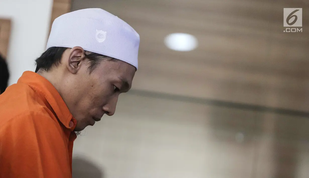 Tersangka kasus propaganda dan penyebaran hoaks SARA saat dihadirkan di Mabes Polri, Jakarta, Jumat (28/6/2019). Polisi menyita barang bukti laptop, hp, hardisk, dan atribut laskar FPI. (Liputan6.com/Faizal Fanani)