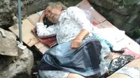 Tak Diakui Anaknya, Lansia Tidur di Atas Got Beralas Kardus (Liputan6.com/Anendya Niervana)