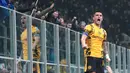 Genoa mampu membuat Inter frustrasi hingga pertengahan babak kedua. Gol tunggal kemenangan Inter atas Genoa baru tercipta di babak kedua lewat aksi Lautaro Martinez. (AP Photo/Luca Bruno)